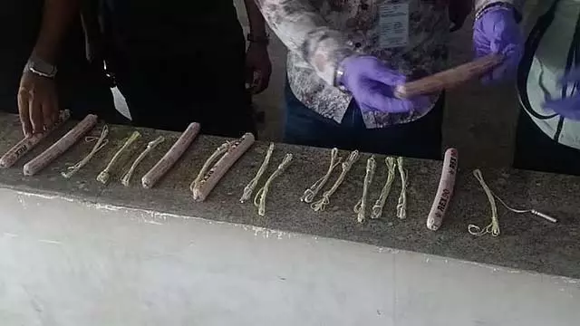 कलसिपाल्या बस स्टैंड पर विस्फोटक बरामद; पुलिस ने तीन लोगों को गिरफ्तार किया कलसिपाल्या बस स्टैंड पर विस्फोटक बरामद; पुलिस ने तीन लोगों को गिरफ्तार किया