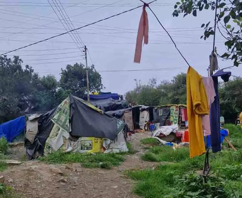 Solan की झुग्गियों पर छाया अंधेरा, सुरक्षा और स्वच्छता पर चिंता Solan की झुग्गियों पर छाया अंधेरा, सुरक्षा और स्वच्छता पर चिंता
