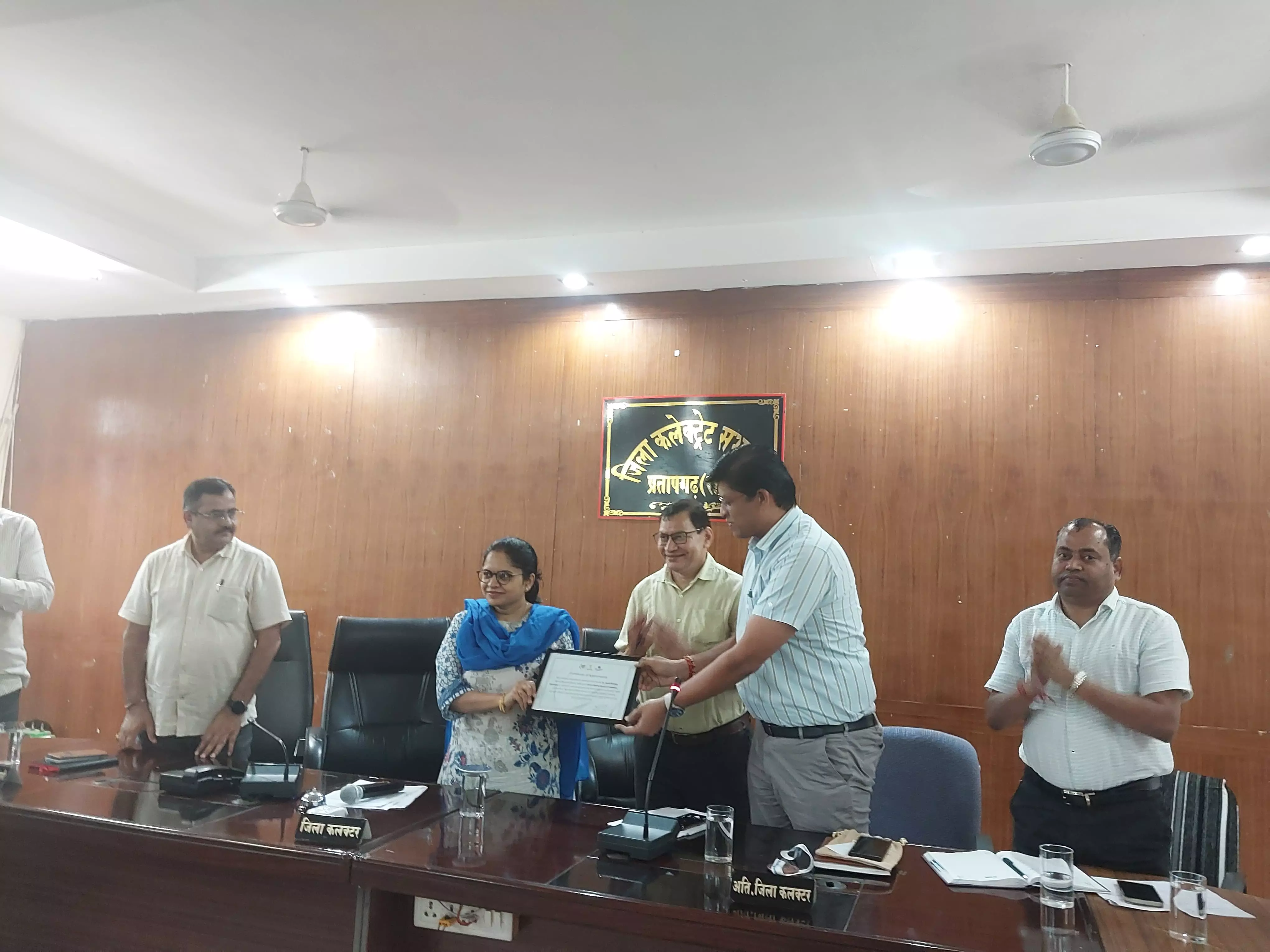 Pratapgarh: जिला कलेक्टर की अध्यक्षता में हुई समीक्षा बैठक Pratapgarh: जिला कलेक्टर की अध्यक्षता में हुई समीक्षा बैठक