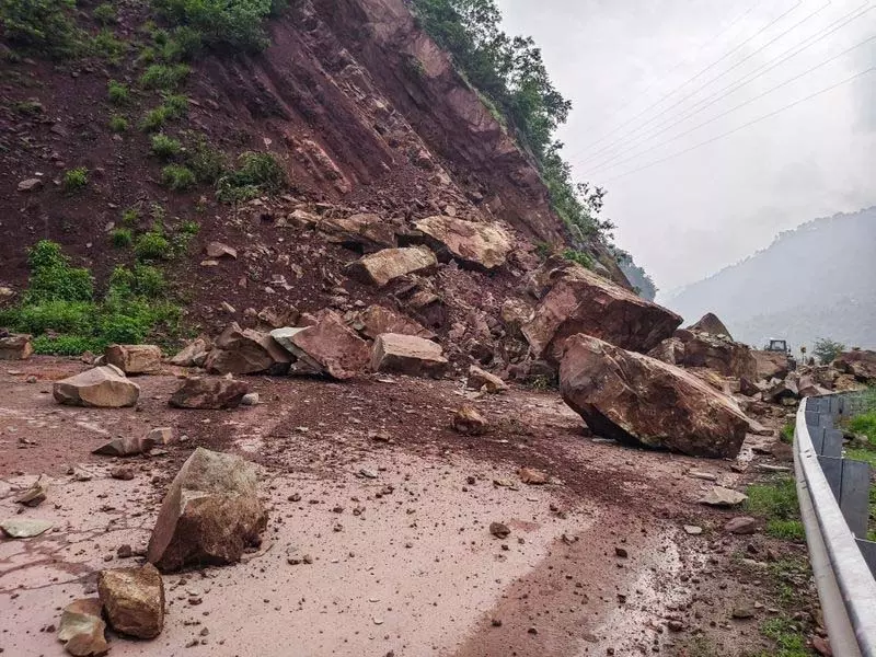 प्रकृति के प्रकोप ने घाटी के Jammu से महत्वपूर्ण संपर्क को चुनौती दी प्रकृति के प्रकोप ने घाटी के Jammu से महत्वपूर्ण संपर्क को चुनौती दी