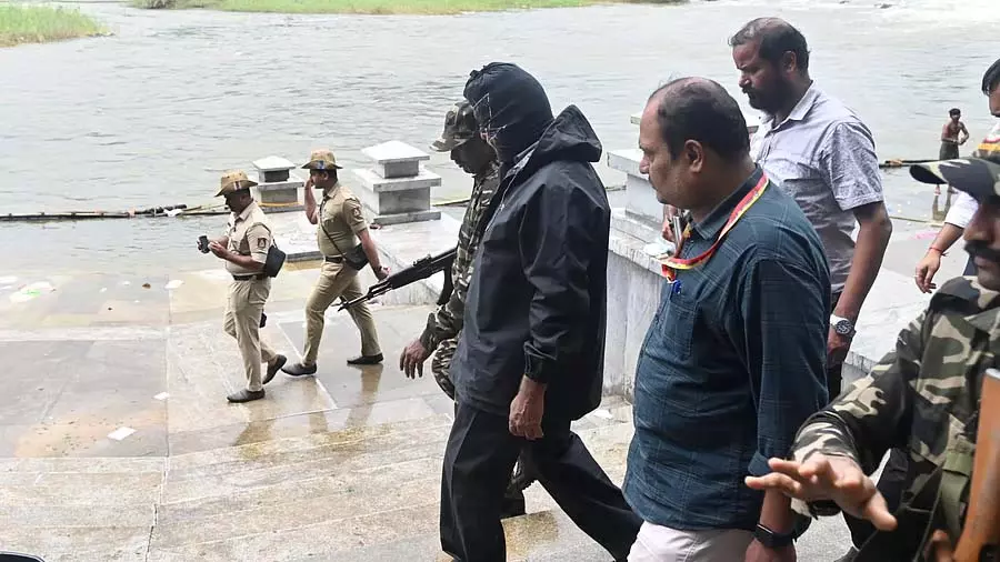Karnataka: धर्मस्थल सामूहिक दफ़नाने का मामला, उत्खनन प्रक्रिया शुरू Karnataka: धर्मस्थल सामूहिक दफ़नाने का मामला, उत्खनन प्रक्रिया शुरू