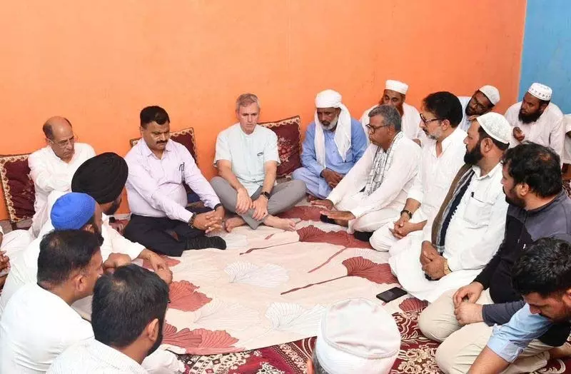 CM Omar ने पुलिस गोलीबारी में मारे गए गुज्जर युवक के परिवार से मुलाकात की CM Omar ने पुलिस गोलीबारी में मारे गए गुज्जर युवक के परिवार से मुलाकात की