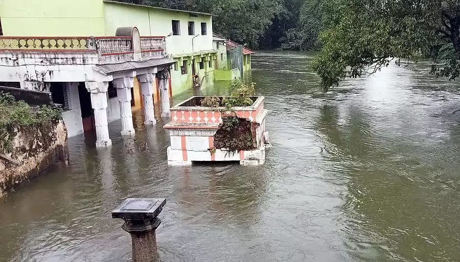 KRS जलाशय से पानी छोड़ा गया: मंडप और मंदिर जलमग्न KRS जलाशय से पानी छोड़ा गया: मंडप और मंदिर जलमग्न