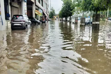 Jahanganj: स्कूलों तक नहीं पहुंच पा रहे बच्चे, जलभराव बना रोड़ा Jahanganj: स्कूलों तक नहीं पहुंच पा रहे बच्चे, जलभराव बना रोड़ा