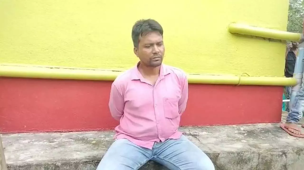 Odisha: एक व्यक्ति ने पत्नी और सास की हत्या कर शवों को दफनाया, कब्र पर पेड़ लगाया Odisha: एक व्यक्ति ने पत्नी और सास की हत्या कर शवों को दफनाया, कब्र पर पेड़ लगाया