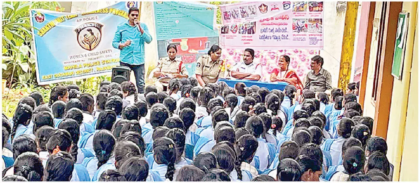Andhra: यातायात नियमों और महिला सुरक्षा पर जागरूकता कार्यक्रम आयोजित Andhra: यातायात नियमों और महिला सुरक्षा पर जागरूकता कार्यक्रम आयोजित