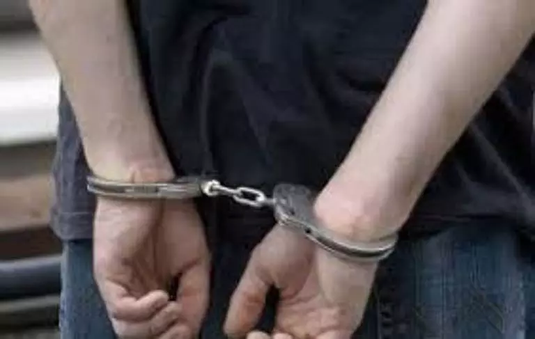 Porvorim पुलिस ने डिलीवरी एजेंट के वेश में चेन स्नैचर को पकड़ा Porvorim पुलिस ने डिलीवरी एजेंट के वेश में चेन स्नैचर को पकड़ा