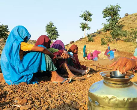 Farrukhabad: मनरेगा में आंकड़ों का जादू, पानी में भी हुआ काम Farrukhabad: मनरेगा में आंकड़ों का जादू, पानी में भी हुआ काम