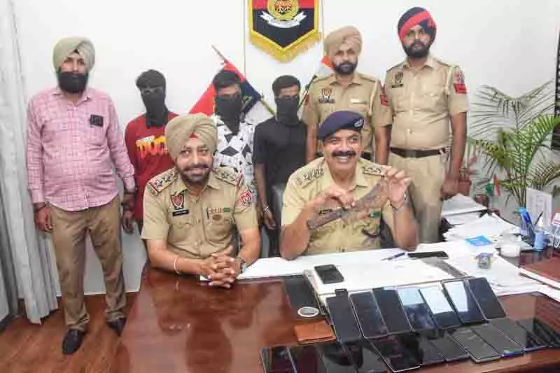 Ludhiana: मोबाइल छीनने के आरोप में तीन गिरफ्तार Ludhiana: मोबाइल छीनने के आरोप में तीन गिरफ्तार