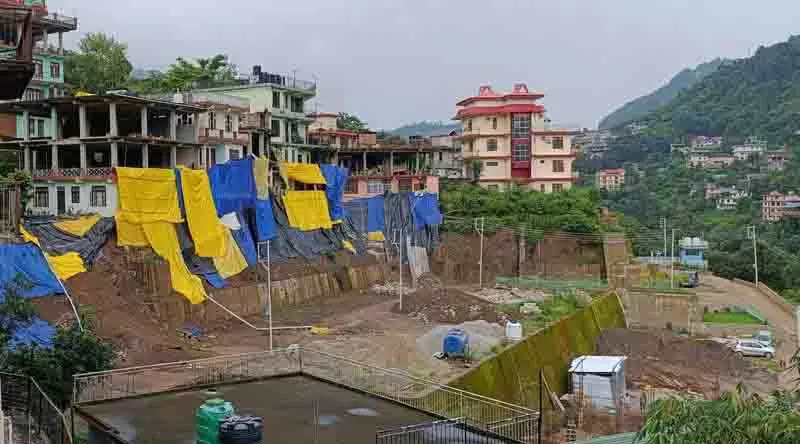 बिल्डर द्वारा गहरी खुदाई से Mandi में मकानों के ढहने का खतरा बिल्डर द्वारा गहरी खुदाई से Mandi में मकानों के ढहने का खतरा