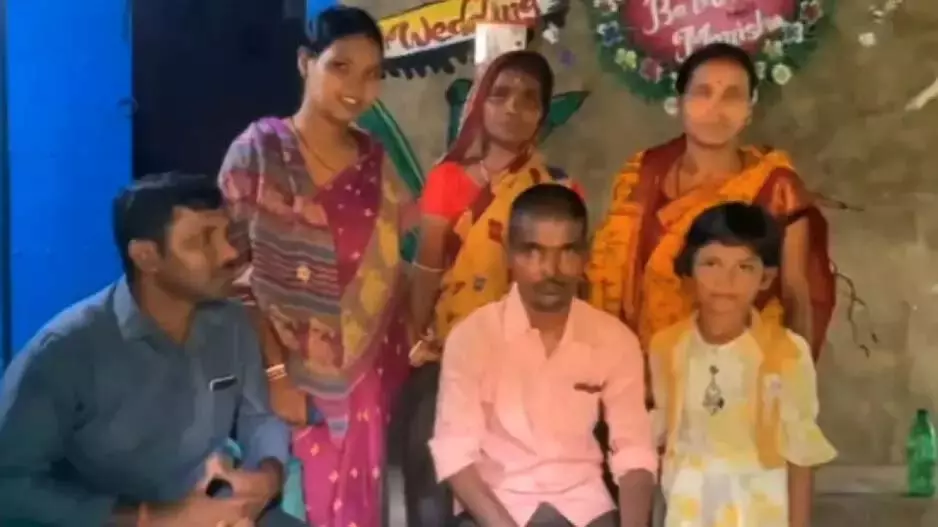 लापता बेटा 12 साल बाद बालासोर में परिवार से मिला, भावुक हुए परिजन लापता बेटा 12 साल बाद बालासोर में परिवार से मिला, भावुक हुए परिजन
