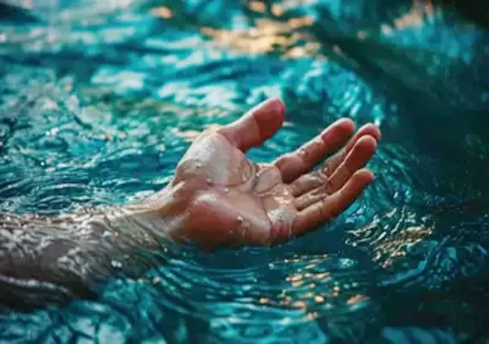 BREAKING: विकलांग व्यक्ति की तालाब में डूबने से मौत, गांव में छाया मातम BREAKING: विकलांग व्यक्ति की तालाब में डूबने से मौत, गांव में छाया मातम