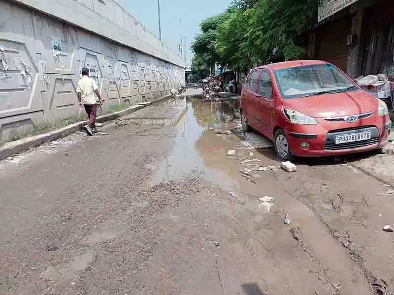 Bhandari पुल के पास फिसलन भरी सड़क गड्ढों से भरी, तत्काल मरम्मत की जरूरत Bhandari पुल के पास फिसलन भरी सड़क गड्ढों से भरी, तत्काल मरम्मत की जरूरत