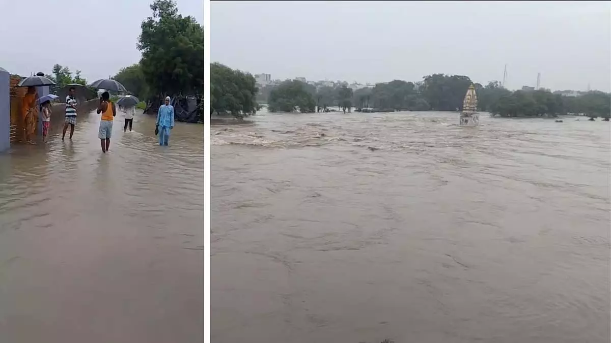 नीमच में मूसलधार बारिश से तबाही, घर और मंदिर पानी में डूबे नीमच में मूसलधार बारिश से तबाही, घर और मंदिर पानी में डूबे