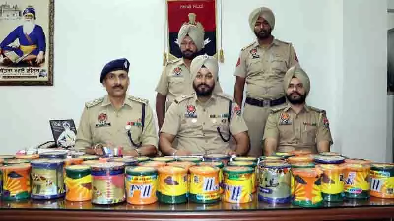 Amritsar में सिंथेटिक पतंग डोर और अवैध शराब जब्त, एक गिरफ्तार Amritsar में सिंथेटिक पतंग डोर और अवैध शराब जब्त, एक गिरफ्तार