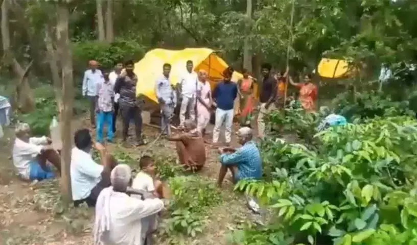 मंत्री सीताक्का की लापरवाही... लोग गांव खाली कर जा रहे मंत्री सीताक्का की लापरवाही... लोग गांव खाली कर जा रहे