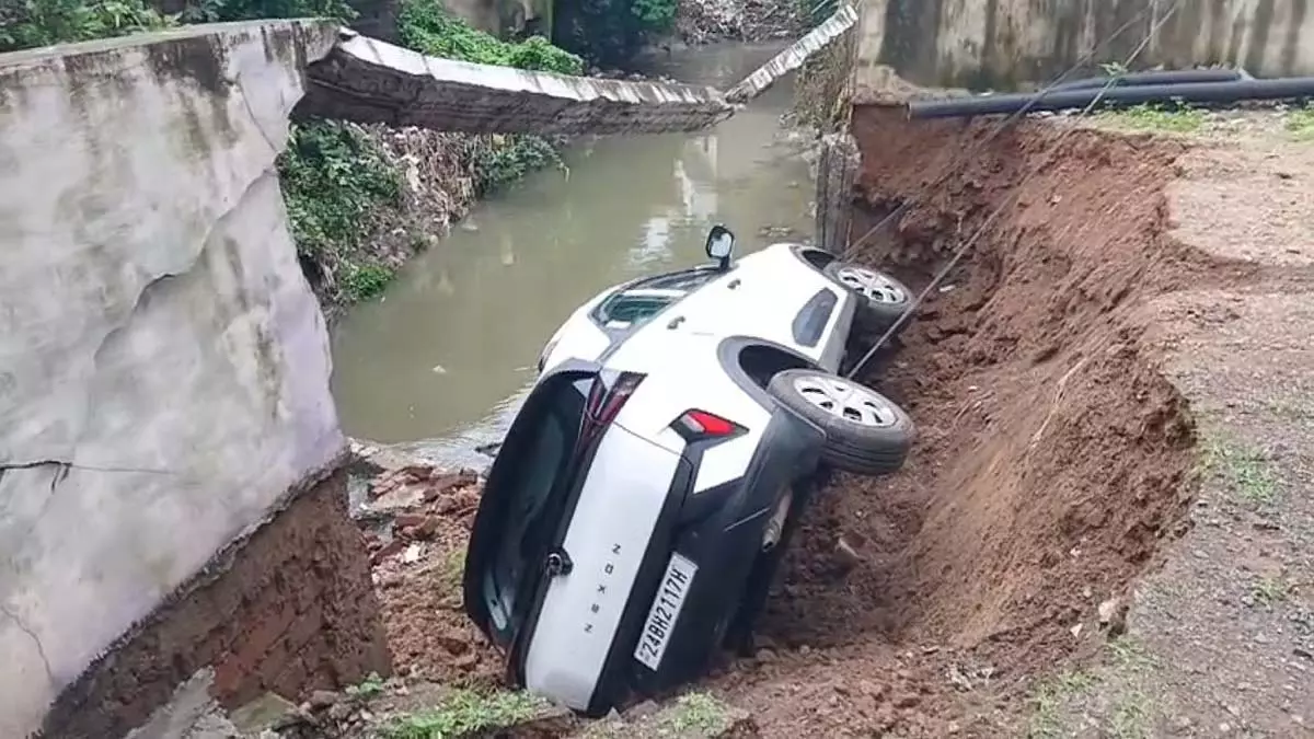 दीवार गिरने से कार नाले में गिरी, कमजोर निर्माण को जिम्मेदार ठहराया दीवार गिरने से कार नाले में गिरी, कमजोर निर्माण को जिम्मेदार ठहराया