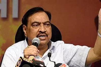प्रेसवार्ता के दौरान पुलिस की मौजूदगी पर खडसे ने उठाए सवाल प्रेसवार्ता के दौरान पुलिस की मौजूदगी पर खडसे ने उठाए सवाल