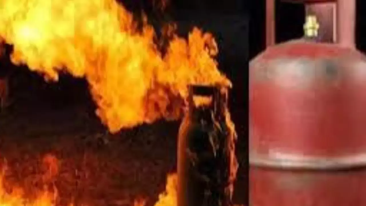 Mirzapur: गैस सिलेंडर हादसे में श्रमिक की जलने से हुई मौत Mirzapur: गैस सिलेंडर हादसे में श्रमिक की जलने से हुई मौत