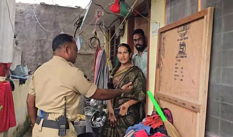 पत्नी और बच्चों को छोड़कर ट्रांसजेंडर के साथ रहना पत्नी और बच्चों को छोड़कर ट्रांसजेंडर के साथ रहना