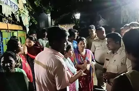 पंसकुरा में एक आदिवासी लड़की का शव छात्रावास के शौचालय में लटका मिलने पर विरोध प्रदर्शन पंसकुरा में एक आदिवासी लड़की का शव छात्रावास के शौचालय में लटका मिलने पर विरोध प्रदर्शन