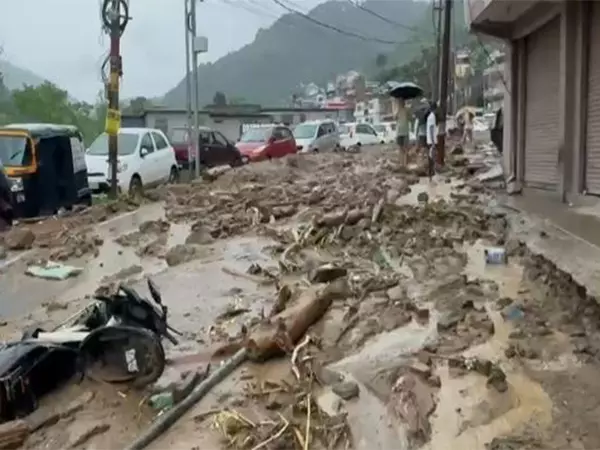हिमाचल में मूसलाधार बारिश से तबाही, सैकड़ों सड़कें और बिजली-पानी सेवाएं ठप हिमाचल में मूसलाधार बारिश से तबाही, सैकड़ों सड़कें और बिजली-पानी सेवाएं ठप