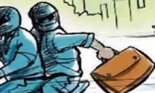 Kanpur: दिनदहाड़े सर्राफा व्यापारी से लाखों की लूट