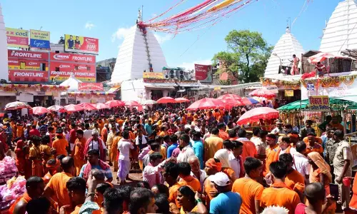 Jharkhand: सावन की तीसरी सोमवारी पर बाबा बैद्यनाथ में शिव भक्तों की भारी भीड़ उमड़ रही है