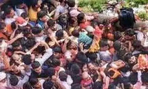 Haridwar : हादसे के बाद भी नहीं रुके लोग, मनसा देवी मंदिर में माता के दर्शन के लिए उमड़ रही है भारी भीड़