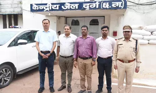दुर्ग केंद्रीय जेल में कमिश्नर ने दी दबिश