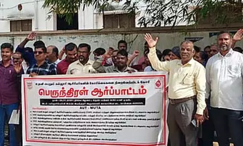 Tamil Nadu : सरकारी सहायता प्राप्त कॉलेज शिक्षकों का विरोध प्रदर्शन