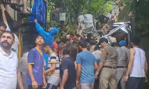 फिर मची तबाही: फ्लैश फ्लड से दो लोगों की मौत, कई वाहन क्षतिग्रस्त फिर मची तबाही: फ्लैश फ्लड से दो लोगों की मौत, कई वाहन क्षतिग्रस्त