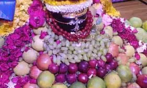 Dhanbad News :  भुईफोड़ मंदिर में बाबा भोलेनाथ का ताजे फलों से शृंगार किया गया