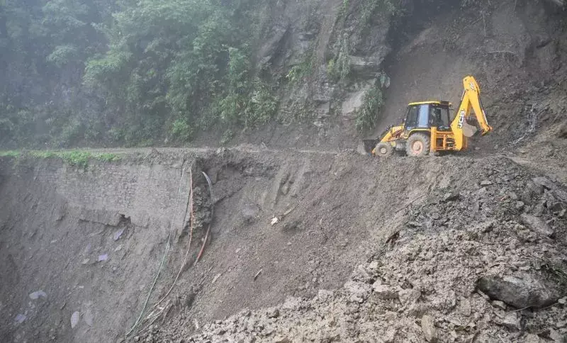 Manipur-Mizoram हाईवे पर भूस्खलन, NH-102B बंद, राहत कार्य तेज़