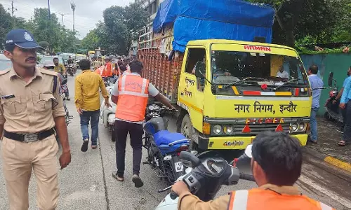 Indore : सफाई अभियान के तहत फुटपाथ मुक्त कराए गए, यातायात सुगम हुआ Indore : सफाई अभियान के तहत फुटपाथ मुक्त कराए गए, यातायात सुगम हुआ