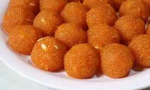 Motichoor Laddu Recipe: मिनटों में हलवाई जैसे दानेदार और रसीले मोतीचूर लड्डू बनाएं
