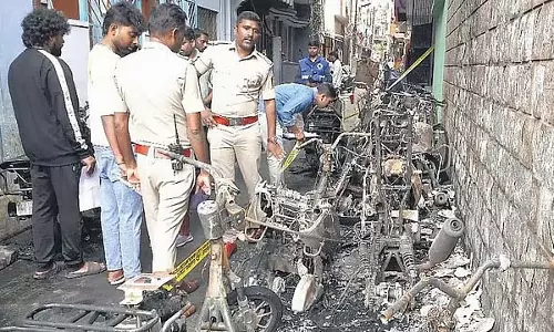 हलासुरु बाजार में 10 बाइकों में आग लगाई गई; तीन नकाबपोश लोग अपराध के लिए जिम्मेदार हलासुरु बाजार में 10 बाइकों में आग लगाई गई; तीन नकाबपोश लोग अपराध के लिए जिम्मेदार