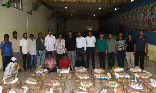 ईगल ने Hyderabad उपनगरों में अंतरराज्यीय गांजा रैकेट का भंडाफोड़ किया, 3 गिरफ्तार ईगल ने Hyderabad उपनगरों में अंतरराज्यीय गांजा रैकेट का भंडाफोड़ किया, 3 गिरफ्तार