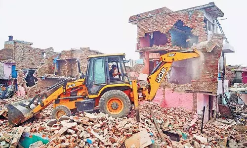 झुग्गी-झोपड़ियों को ढहाने से भयंकर राजनीतिक तूफान