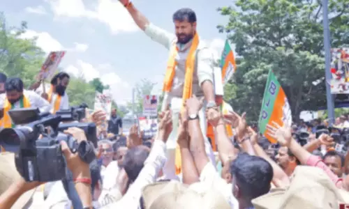 BJP किसान मोर्चा ने ‘यूरिया की कमी’ को लेकर राज्य सरकार के खिलाफ विरोध प्रदर्शन शुरू BJP किसान मोर्चा ने ‘यूरिया की कमी’ को लेकर राज्य सरकार के खिलाफ विरोध प्रदर्शन शुरू