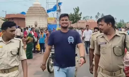 पुरी जगन्नाथ मंदिर में चश्मे में छिपे कैमरे से वीडियो बनाते पकड़ा गया व्यक्ति पुरी जगन्नाथ मंदिर में चश्मे में छिपे कैमरे से वीडियो बनाते पकड़ा गया व्यक्ति