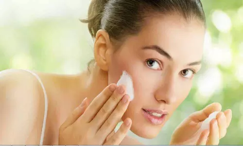 Skin Care: जब घर पर ही इन चीजों से पा सकते हैं ग्लोइंग स्किन, तो पार्लर जाने की क्या जरूरत