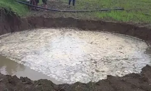 खेत में अचानक 20 फीट गहरा गड्ढा हुआ, किसान हैरान