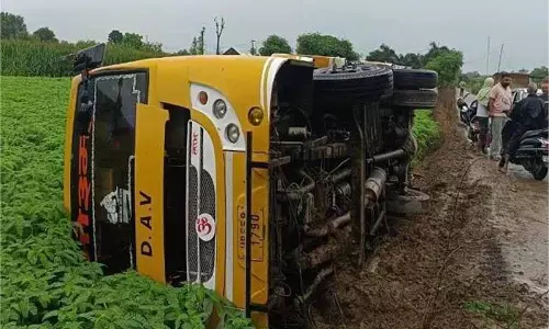 Una:  स्कूल बस दुर्घटनाग्रस्त ,दो बच्चे घायल