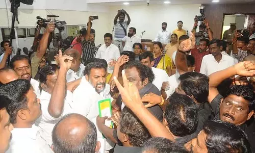 150 करोड़ के कर धोखाधड़ी मामले में AIADMK सदस्यों ने मदुरै के मेयर को घेरा 150 करोड़ के कर धोखाधड़ी मामले में AIADMK सदस्यों ने मदुरै के मेयर को घेरा