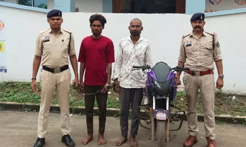 खरोरा इलाके में बाइक चोर गिरफ्तार खरोरा इलाके में बाइक चोर गिरफ्तार