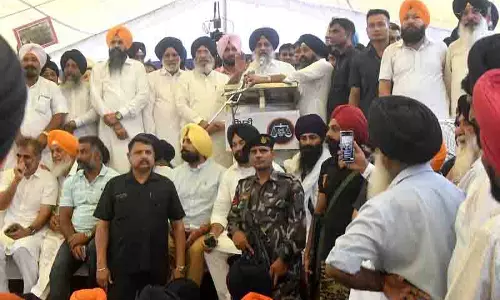 Akali Dal ने मोहाली में किया प्रदर्शन, सुखबीर बादल ने कहा, जमीन की लूट नहीं होने देंगे