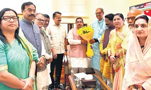 Odisha के उपमुख्यमंत्री-सांसदों ने अधिशेष चावल संकट पर चर्चा के लिए केंद्रीय मंत्री से मुलाकात की Odisha के उपमुख्यमंत्री-सांसदों ने अधिशेष चावल संकट पर चर्चा के लिए केंद्रीय मंत्री से मुलाकात की