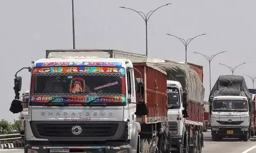 Telangana: ट्रक मालिक संघ ने सीमा चौकियों की आलोचना की