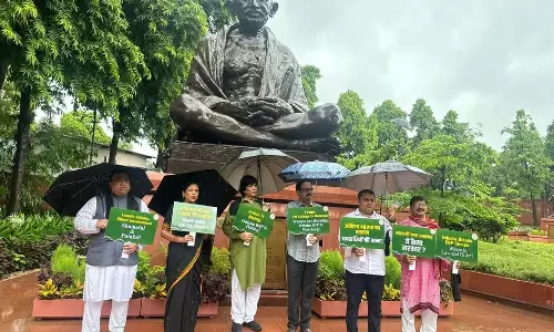 FM कॉलेज के छात्र की मौत पर बीजद सांसदों ने संसद परिसर में प्रदर्शन किया FM कॉलेज के छात्र की मौत पर बीजद सांसदों ने संसद परिसर में प्रदर्शन किया